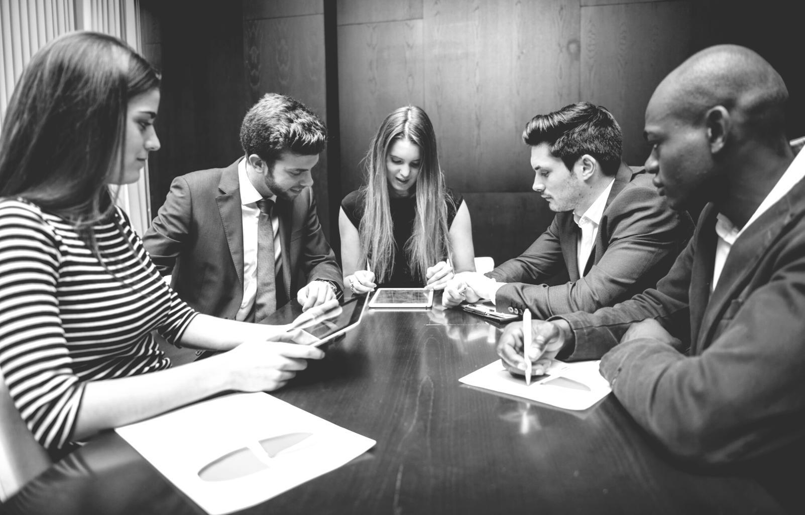 Profesional analizando documentos financieros en consulta personalizada